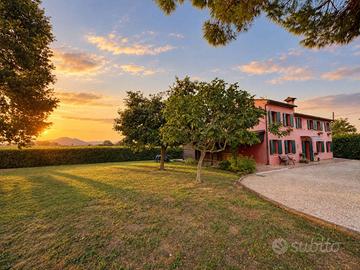 Rustico / Casale di 180 m² con più di 5 locali e b