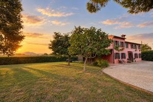 Rustico / Casale di 180 m² con più di 5 locali e b