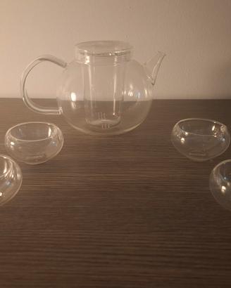 Teiera con infusore e ciotoline