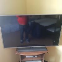 Smart tv. Postazione (Pc incluso). Mobile libreria