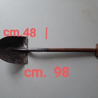 Pala in ferro con manico in legno