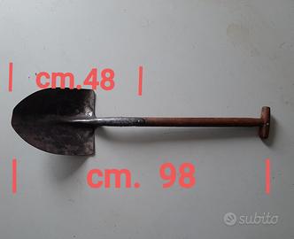 Pala in ferro con manico in legno