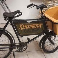 Bicicletta d'epoca con sella marchiata Wrights