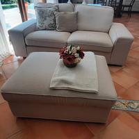  DIVANO CON POUF