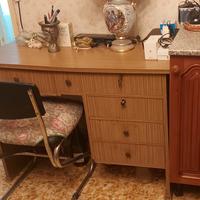 Scrivania con sedia