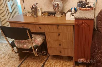Scrivania con sedia