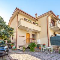VILLA A SCHIERA D'ANGOLO A ROMA