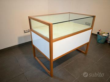 Vetrine/banchi per esposizione in legno