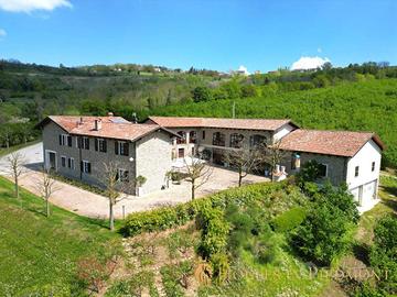 Rustico / Casale di 250 m² con più di 5 locali e b