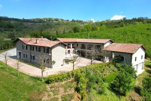Rustico / Casale di 250 m² con più di 5 locali e b