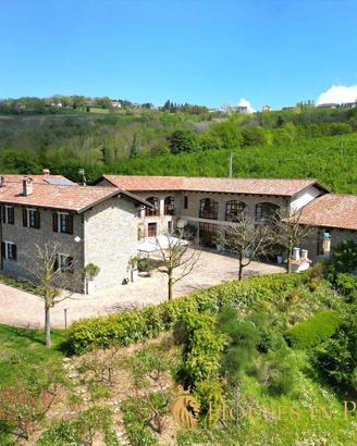 Rustico / Casale di 250 m² con più di 5 locali e b