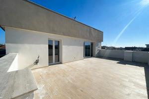 Trilocale con terrazzo di 50 mq a 350 m dal mare