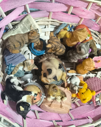 13 statuine di gatti + una cesta