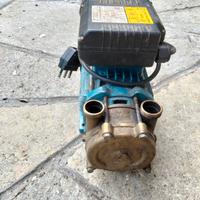 pompa autoadescante