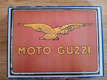 insegna metallica vintage della Moto Guzzi