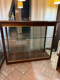 Vetrine pasticceria con illuminazione