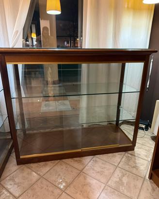 Vetrine pasticceria con illuminazione