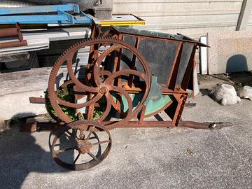 Macchina batti uva vecchia