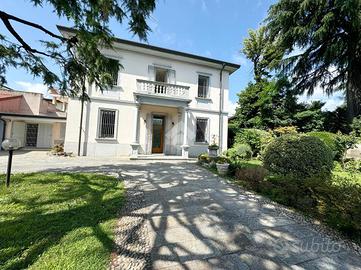 VILLA SINGOLA A SEREGNO