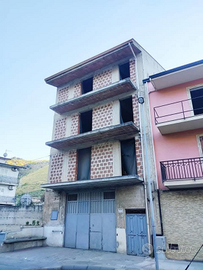 Palazzina autonoma di 3 piani + magazzino