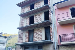 Palazzina autonoma di 3 piani + magazzino