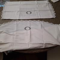 lenzuola di lino, intagliate e all'uncinetto