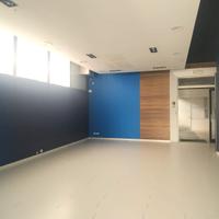 Negozio vetrinato con magazzino