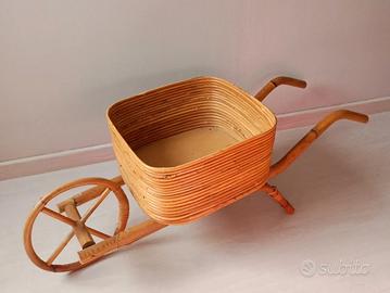 Carriola contenitiva in legno realizzata in ratta