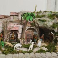 presepio completo completo di. statuine e luci.