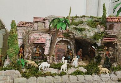presepio completo completo di. statuine e luci.