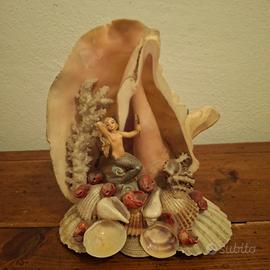 conchiglia con sirena e ramo di corallo bianco