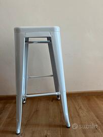 2 sedie da bar in metallo bianco.