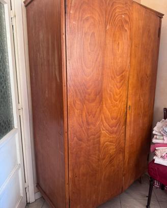 Armadio in legno cassetti e specchio