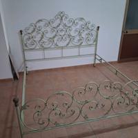 Letto in ferro battuto realizzato a mano.
