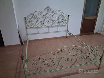 Letto in ferro battuto realizzato a mano.