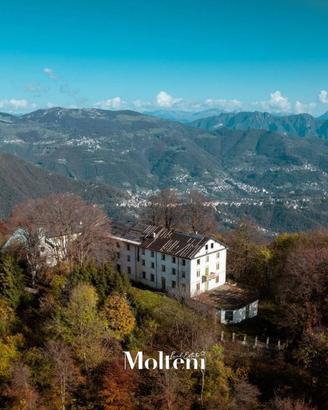 Villa di 1660 m² a Carenno