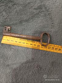 Antica chiave in ferro battuto forgiato a mano

