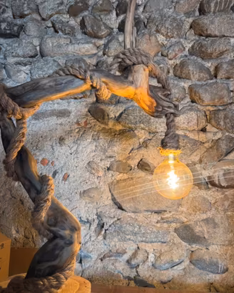 LAMPADA IN LEGNO E CORDA