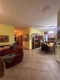 Appartamento di 135 m² con più di 5 locali e posto