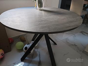 Tavolo rotondo moderno effetto pietra