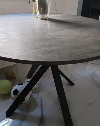Tavolo rotondo moderno effetto pietra