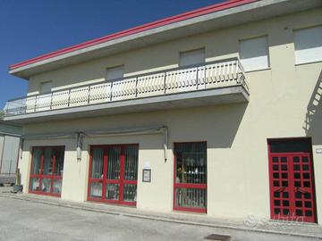Immobile di 500 m² con 1 locale a Morrovalle