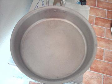 casseruola con manici nuova