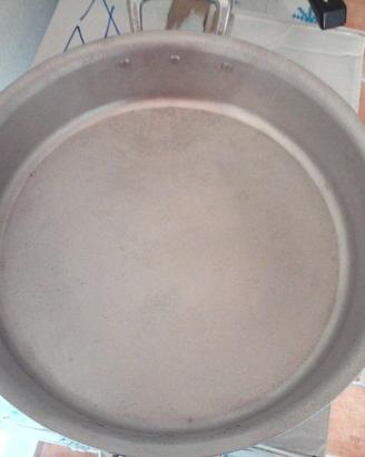 casseruola con manici nuova