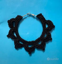 Orecchini a uncinetto neri