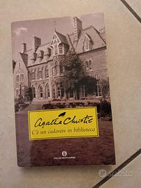 libro "C'è un cadavere in biblioteca"