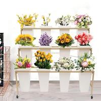 Portafiori in metallo su ruote, con contenitori