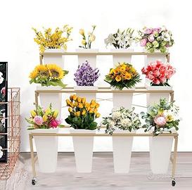 Portafiori in metallo su ruote, con contenitori