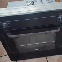 Forno,  piano cottura e lavello.