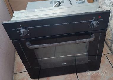 Forno,  piano cottura e lavello.